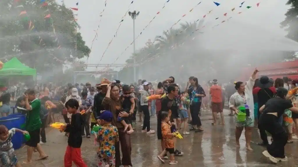 People In Ayutthaya Tour